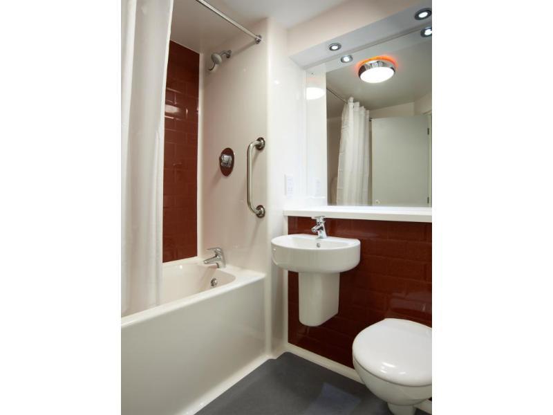 Travelodge London Chessington Tolworth Exterior foto